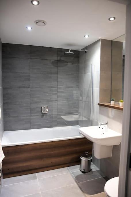 Modern 2 Bedroom Apartment - City Centre - Parking Mánchester Exterior foto